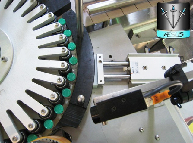 Botellas cónicas personalizadas automatizadas Envases puntiagudos Detalles de la máquina rotativa de etiquetado