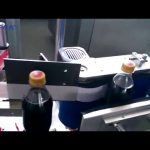Etiquetadora automática de botellas de cola