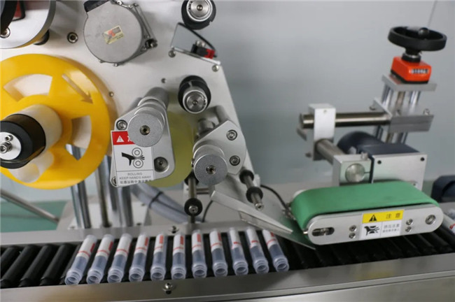 Envoltura horizontal automática alrededor de la máquina de etiquetado adhesivo adhesivo de jeringa