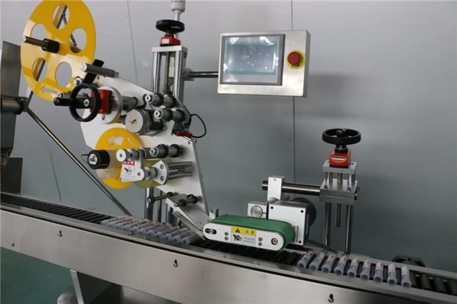 Envoltura horizontal automática alrededor de la máquina de etiquetado adhesivo adhesivo de jeringa