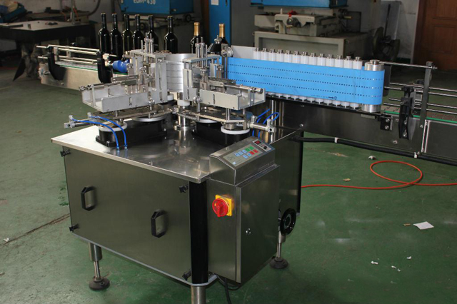 Botellas redondas lineales automáticas Máquina de etiquetado de pegamento húmedo de pasta fría