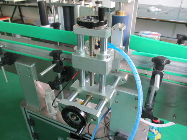 Detalles de la maquinaria del equipo de la etiquetadora de latas metálicas redondas verticales automáticas